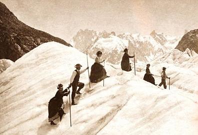 Говорят, что прообразом треккинговых палок был длинный посох, при помощи которого индейцы Северной Америки передвигались в горах. Потом появился альпеншток — длинная палка с заострённым железным наконечником, иногда с темляком для закрепления на руке. Они