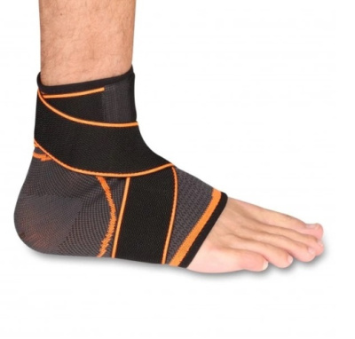 Суппорт голеностопа INDIGO эластичный, с компрессионными лямками, черно-оранжевый